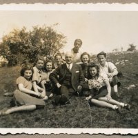 Iparrajziskolai növendékeivel egy kiránduláson / Among his students of the Budapest School of Applied Arts, at an excursion (1940 május / May, 1940)