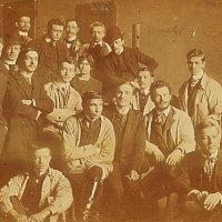Képzőművészeti főiskolás társaival (hátlapon felirat: „Tökérián” – baloldalon, karbafont kézzel, 1907) / Among fellow students at the Academy of Fine Arts (standing left, with arms crossed, 1907)