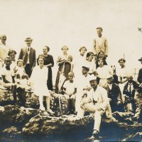 „Novi-ban, Sereghyékkel és Voitékkal” / „In Novi, with the Sereghy and Voit families” (A művész elől, fehér vászonruhában / The artist sitting in front, dressed in white linen suit - Novi Vinodolski, 1914. július 25. / July 25, 1914)